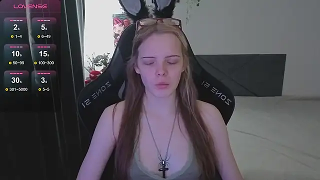 Snapshot of Luna_Navy chatting on 10.24.25 Luna Navy online show from 10.24.25