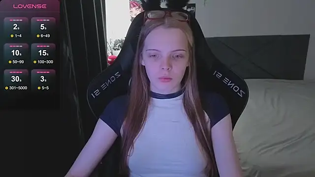 Snapshot of Luna_Navy chatting on 10.25.25 Luna Navy online show from 10.25.25