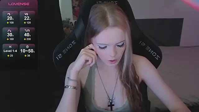 Snapshot of Luna_Navy chatting on 11.06.25 Luna Navy online show from 11.06.25