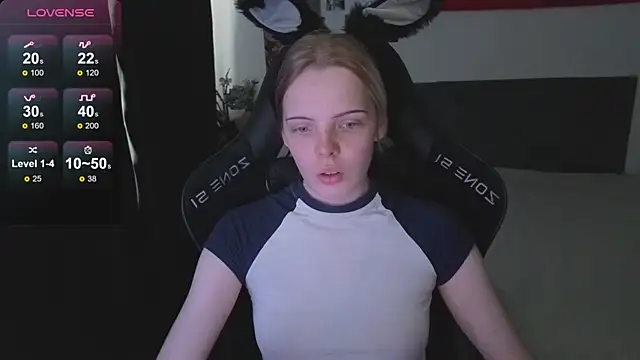 Snapshot of Luna_Navy chatting on 11.10.25 Luna Navy online show from 11.10.25