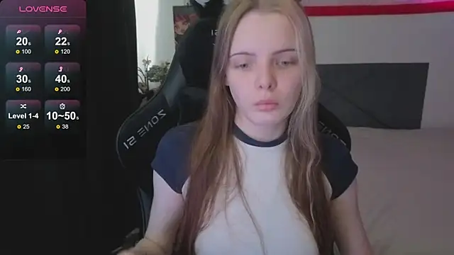 Snapshot of Luna_Navy chatting on 11.11.25 Luna Navy online show from 11.11.25