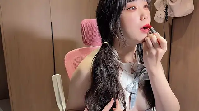 Snapshot of Lilium-520 chatting on 11.23.25 Lilium-520 online show from 11.23.25