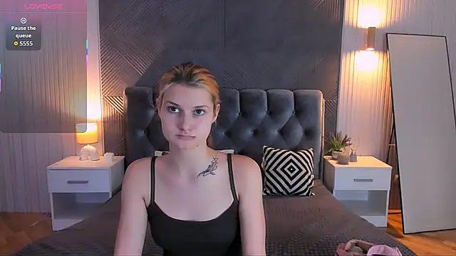 Snapshot of NightOpal chatting on 12.04.25 NightOpal online show from 12.04.25