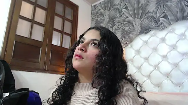 Snapshot of RylieRoss chatting on 10.16.25 RylieRoss online show from 10.16.25