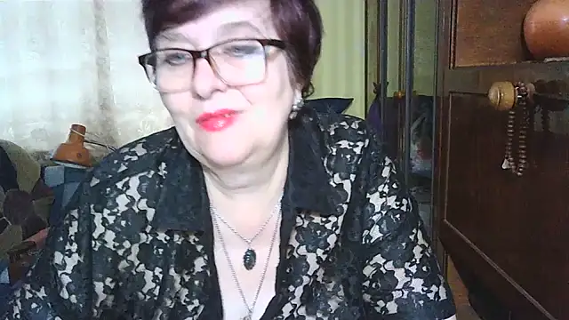 Snapshot of VeronicaGold511 chatting on 12.17.25 VeronicaGold511 online show from 12.17.25