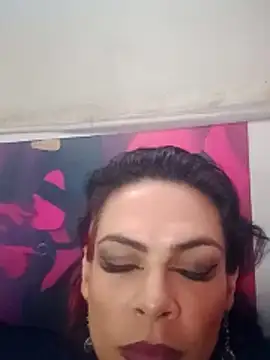 Snapshot of Veronnaink chatting on 10.28.25 Veronnaink online show from 10.28.25