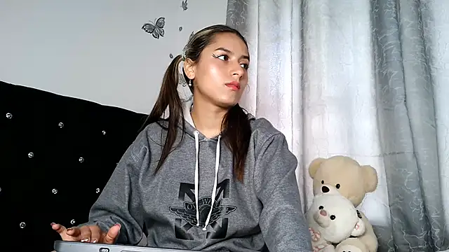 Snapshot of abella-lemus chatting on 11.25.25 abella-lemus online show from 11.25.25