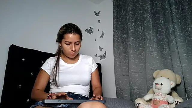 Snapshot of abella-lemus chatting on 12.15.25 abella-lemus online show from 12.15.25