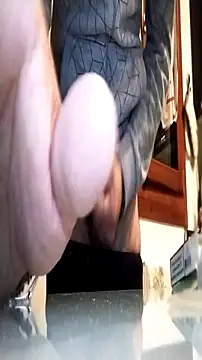 Snapshot of PearlingBunkbed chatting on 10.13.25 PearlingBunkbed online show from 10.13.25