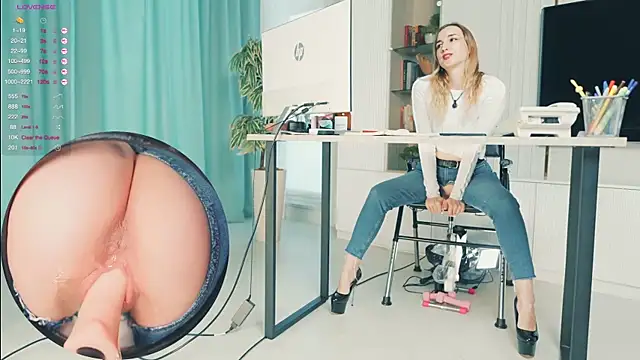 Snapshot of milahouston chatting on 11.30.25 milahouston online show from 11.30.25