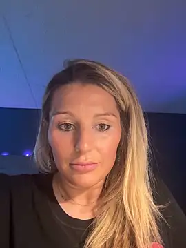 Snapshot of BaddieBossXX2 chatting on 11.26.25 BaddieBossXX2 online show from 11.26.25