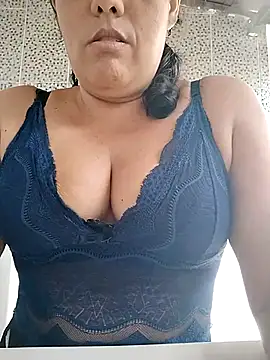 Snapshot of Bellapotencia1985 chatting on 10.31.25 Bellapotencia1985 online show from 10.31.25