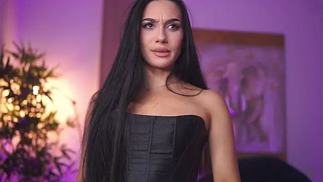 Snapshot of NinaSolenne chatting on 10.28.25 NinaSolenne online show from 10.28.25