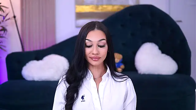 Snapshot of NinaSolenne chatting on 11.13.25 NinaSolenne online show from 11.13.25