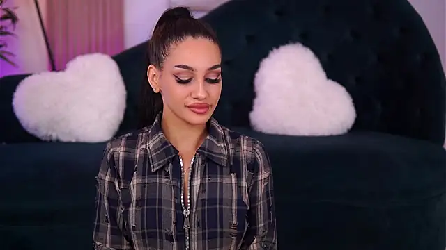 Snapshot of NinaSolenne chatting on 11.22.25 NinaSolenne online show from 11.22.25