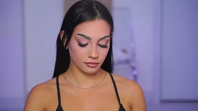 Snapshot of NinaSolenne chatting on 11.28.25 NinaSolenne online show from 11.28.25