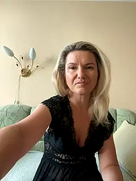 Snapshot of AliceSwan4011 chatting on 09.19.25 AliceSwan4011 online show from 09.19.25