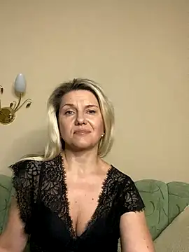 Snapshot of AliceSwan4011 chatting on 11.03.25 AliceSwan4011 online show from 11.03.25