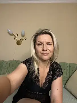 Snapshot of AliceSwan4011 chatting on 11.25.25 AliceSwan4011 online show from 11.25.25