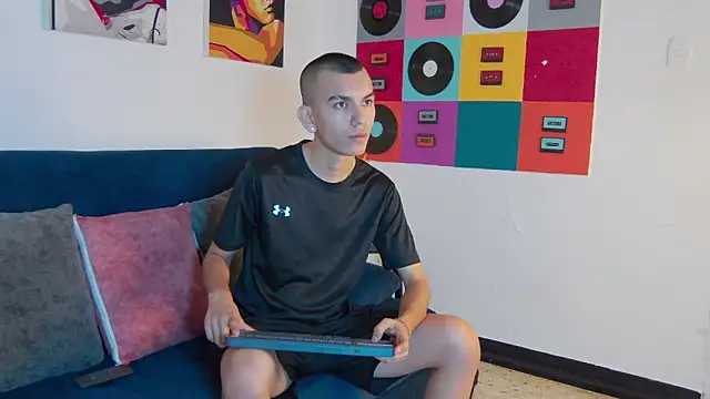 Snapshot of RowanCley chatting on 10.18.25 RowanCley online show from 10.18.25