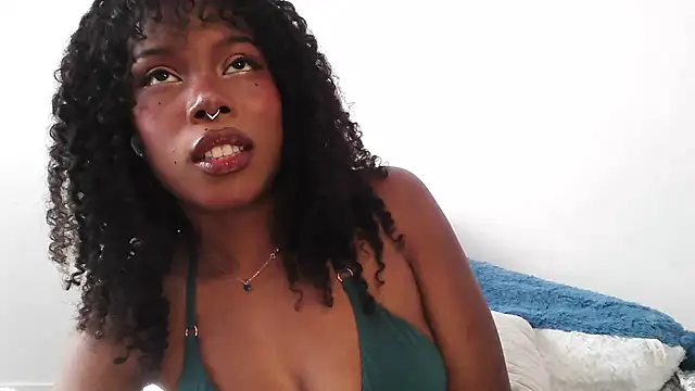 Snapshot of SparklingSoleil chatting on 09.29.25 SparklingSoleil online show from 09.29.25