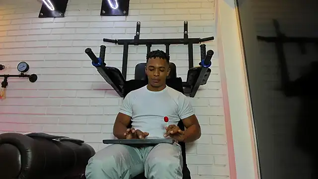 Snapshot of ItaloMoore chatting on 11.27.25 ItaloMoore online show from 11.27.25