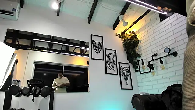 Snapshot of ItaloMoore chatting on 12.19.25 ItaloMoore online show from 12.19.25