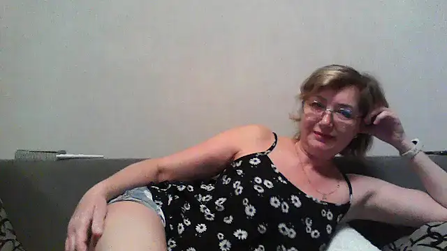 Snapshot of IrynaMolbertx chatting on 10.31.25 IrynaMolbertx online show from 10.31.25