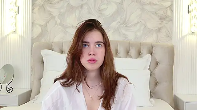 Snapshot of KimberlyBond chatting on 09.18.25 KimberlyBond online show from 09.18.25