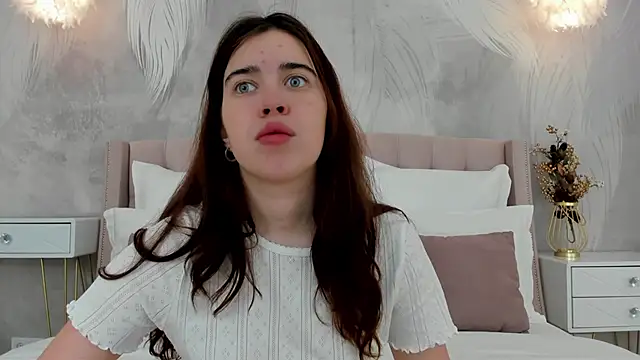 Snapshot of KimberlyBond chatting on 09.30.25 KimberlyBond online show from 09.30.25