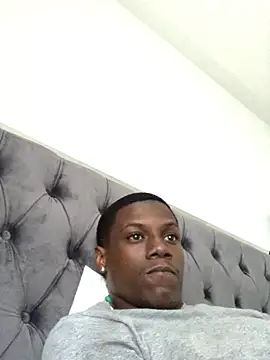 Snapshot of labishyoung25 chatting on 10.13.25 labishyoung25 online show from 10.13.25