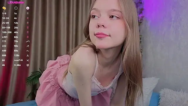 Snapshot of WeiSusi chatting on 10.30.25 WeiSusi online show from 10.30.25