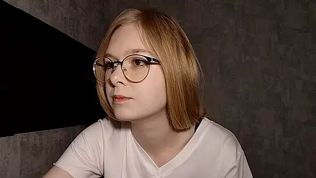 Snapshot of LiaVibes chatting on 09.20.25 LiaVibes online show from 09.20.25