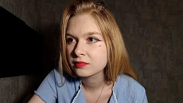 Snapshot of LiaVibes chatting on 10.14.25 LiaVibes online show from 10.14.25