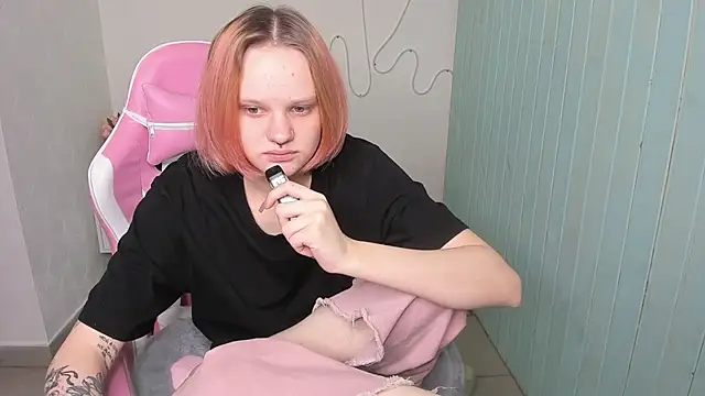 Snapshot of Elieiza_xo chatting on 10.14.25 Elieiza xo online show from 10.14.25