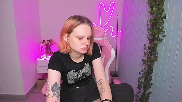 Snapshot of Elieiza_xo chatting on 10.18.25 Elieiza xo online show from 10.18.25