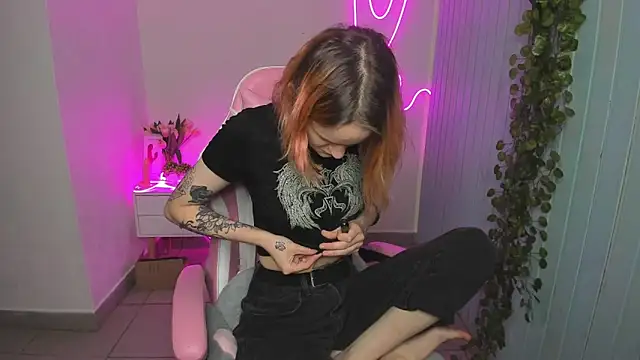 Snapshot of Elieiza_xo chatting on 10.19.25 Elieiza xo online show from 10.19.25