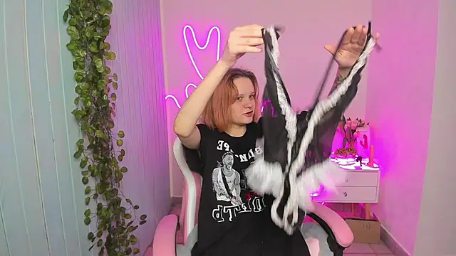 Snapshot of Elieiza_xo chatting on 10.21.25 Elieiza xo online show from 10.21.25