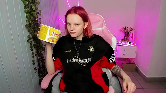 Snapshot of Elieiza_xo chatting on 10.28.25 Elieiza xo online show from 10.28.25