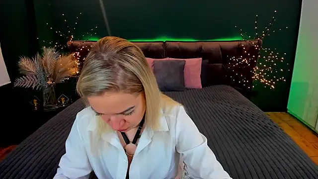 Snapshot of Anna_Snows chatting on 09.15.25 Anna Snows online show from 09.15.25