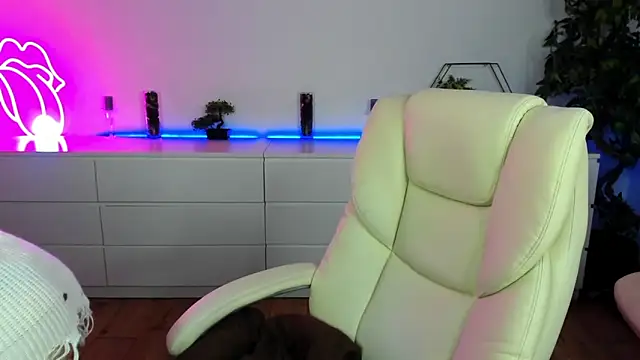 Snapshot of Anna_Snows chatting on 10.22.25 Anna Snows online show from 10.22.25