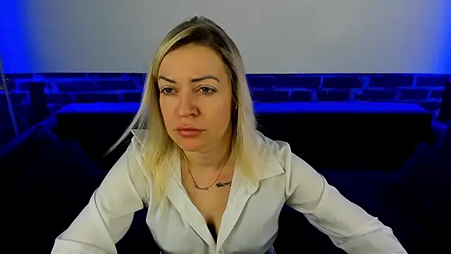 Snapshot of Anna_Snows chatting on 10.23.25 Anna Snows online show from 10.23.25