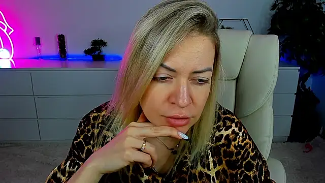 Snapshot of Anna_Snows chatting on 10.24.25 Anna Snows online show from 10.24.25