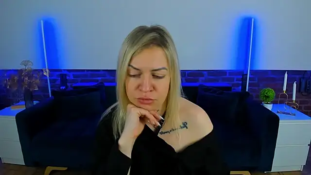 Snapshot of Anna_Snows chatting on 10.26.25 Anna Snows online show from 10.26.25