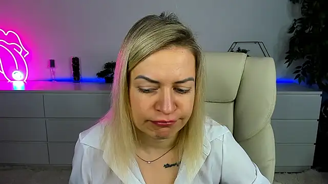 Snapshot of Anna_Snows chatting on 10.28.25 Anna Snows online show from 10.28.25