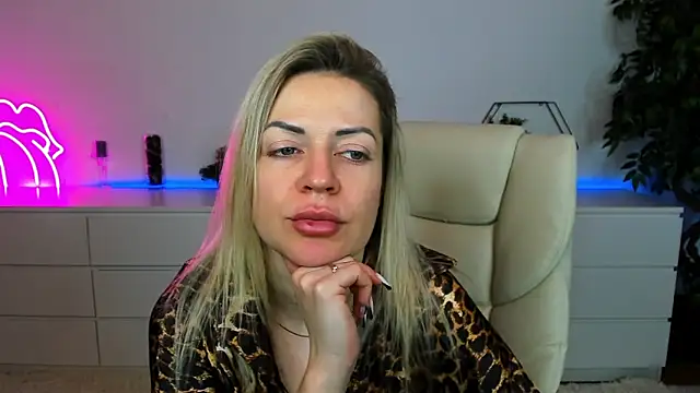 Snapshot of Anna_Snows chatting on 10.29.25 Anna Snows online show from 10.29.25