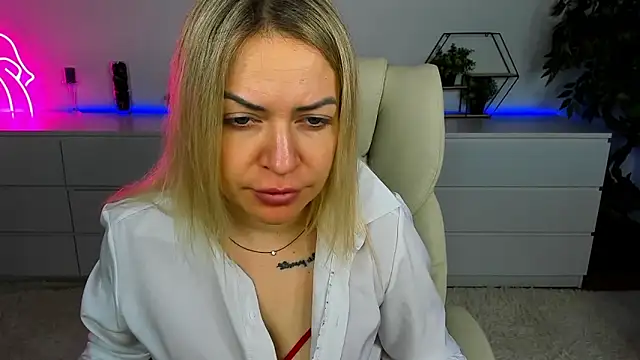 Snapshot of Anna_Snows chatting on 10.30.25 Anna Snows online show from 10.30.25