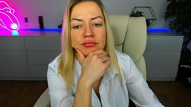 Snapshot of Anna_Snows chatting on 11.25.25 Anna Snows online show from 11.25.25