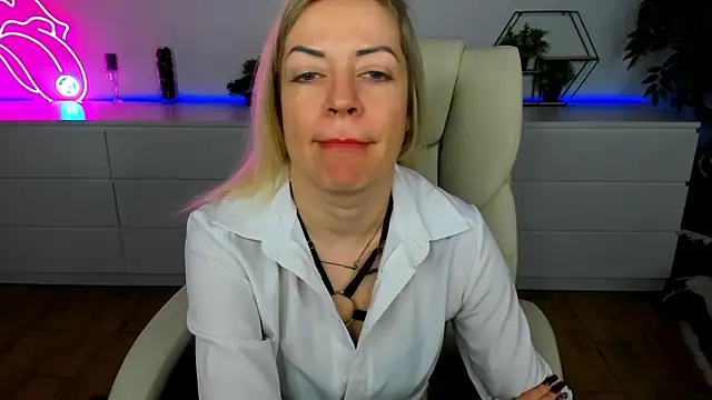 Snapshot of Anna_Snows chatting on 11.26.25 Anna Snows online show from 11.26.25