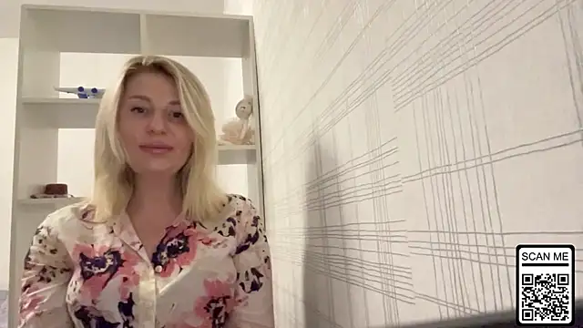 Blondie xoxoxo online show from 10.25.25